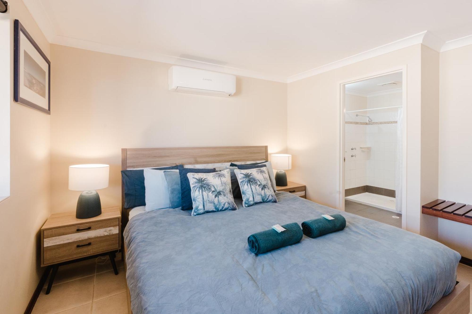 Peoples Park Apartment Корал Бей Екстериор снимка