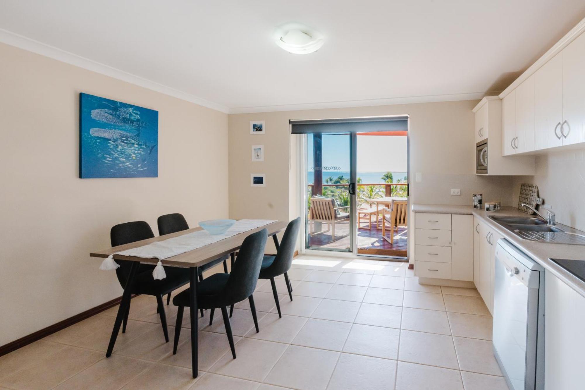 Peoples Park Apartment Корал Бей Екстериор снимка