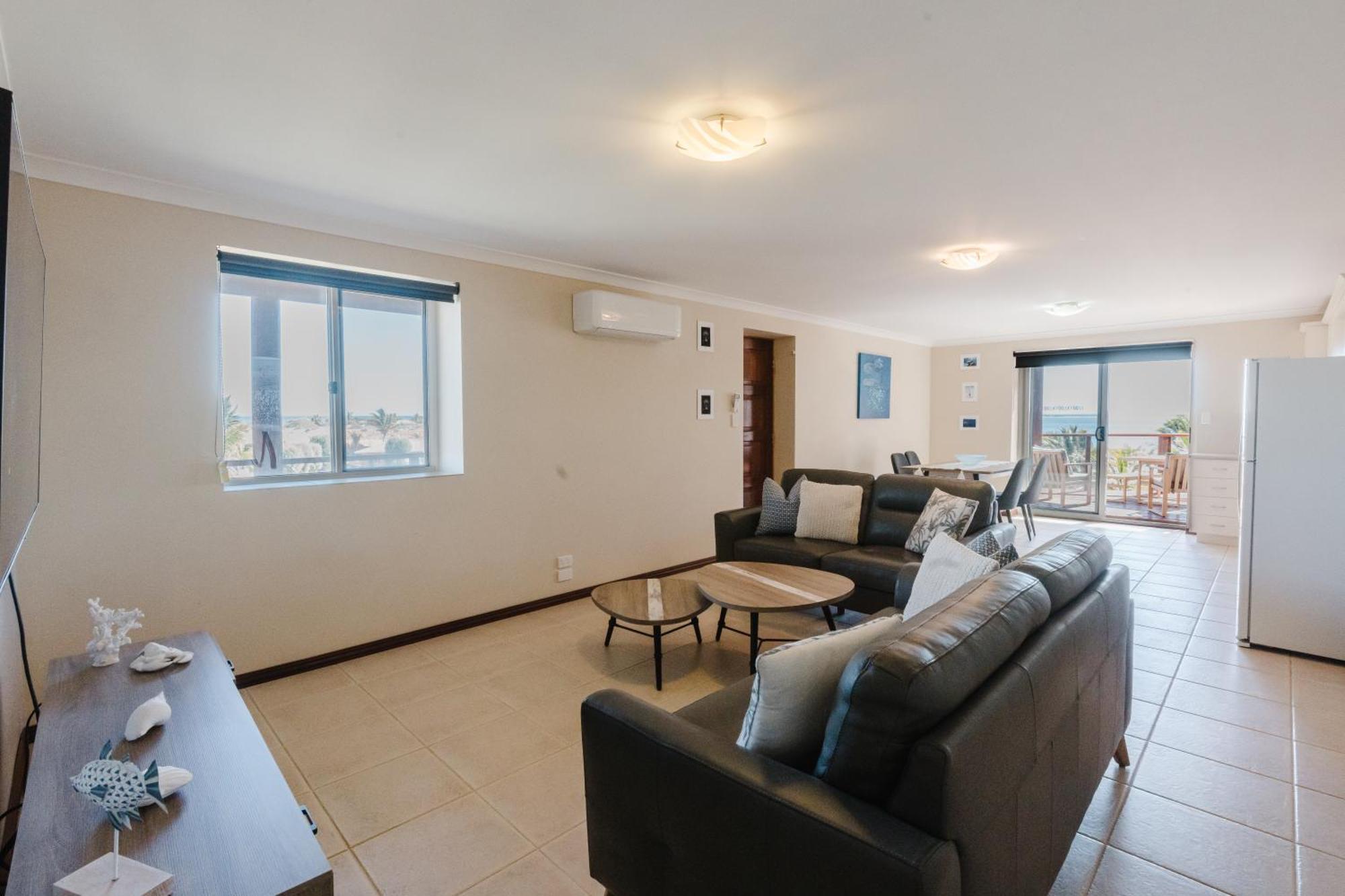 Peoples Park Apartment Корал Бей Екстериор снимка