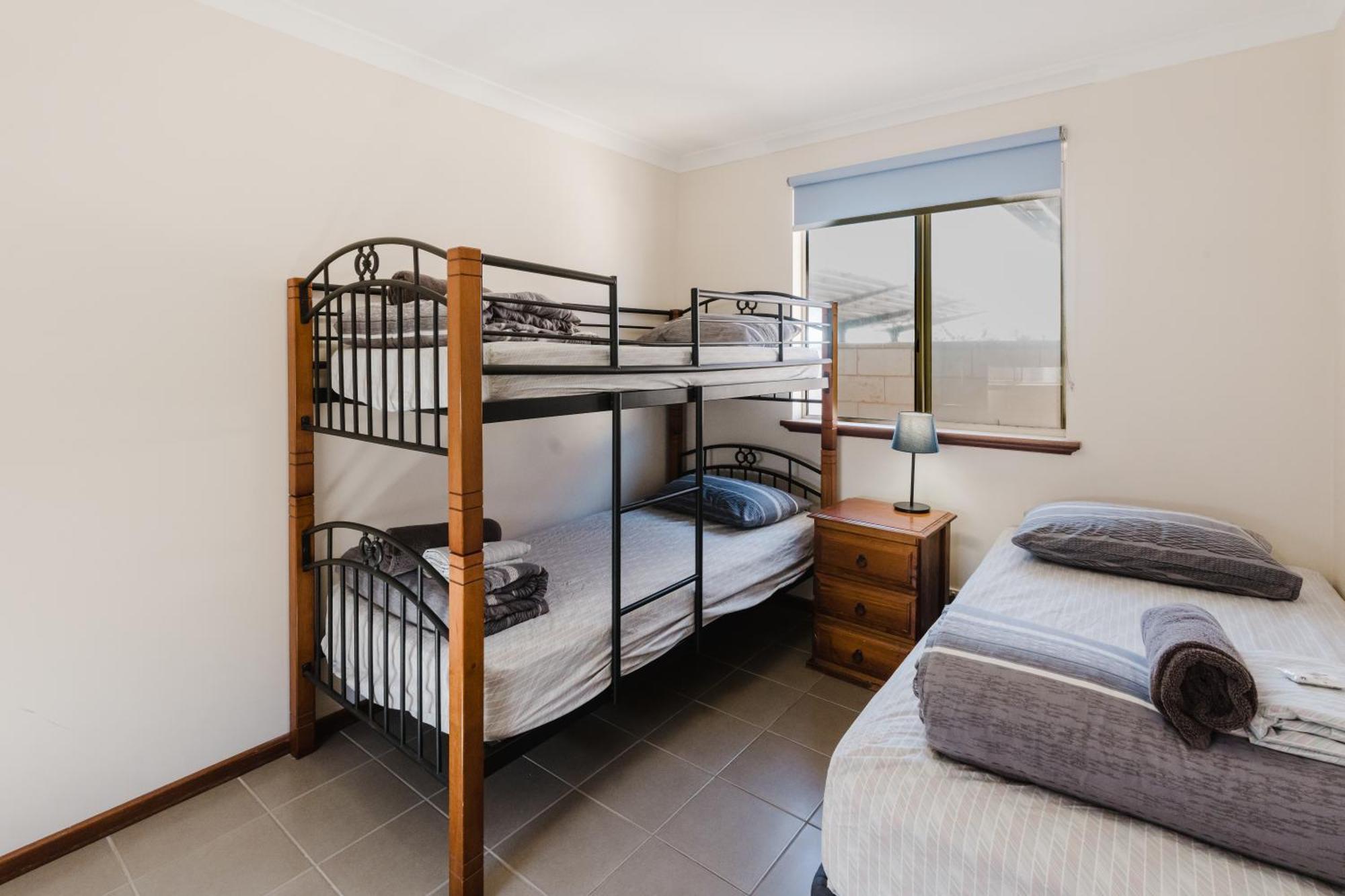 Peoples Park Apartment Корал Бей Екстериор снимка