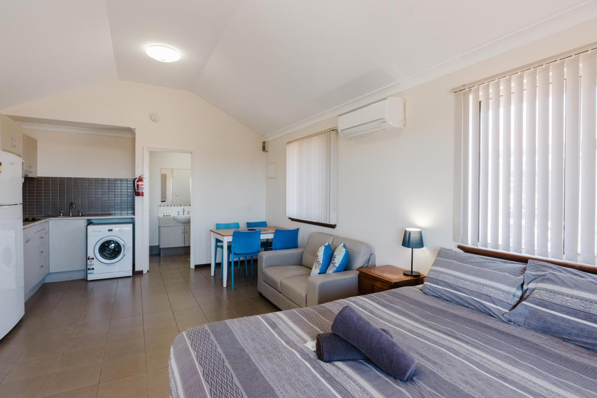 Peoples Park Apartment Корал Бей Екстериор снимка