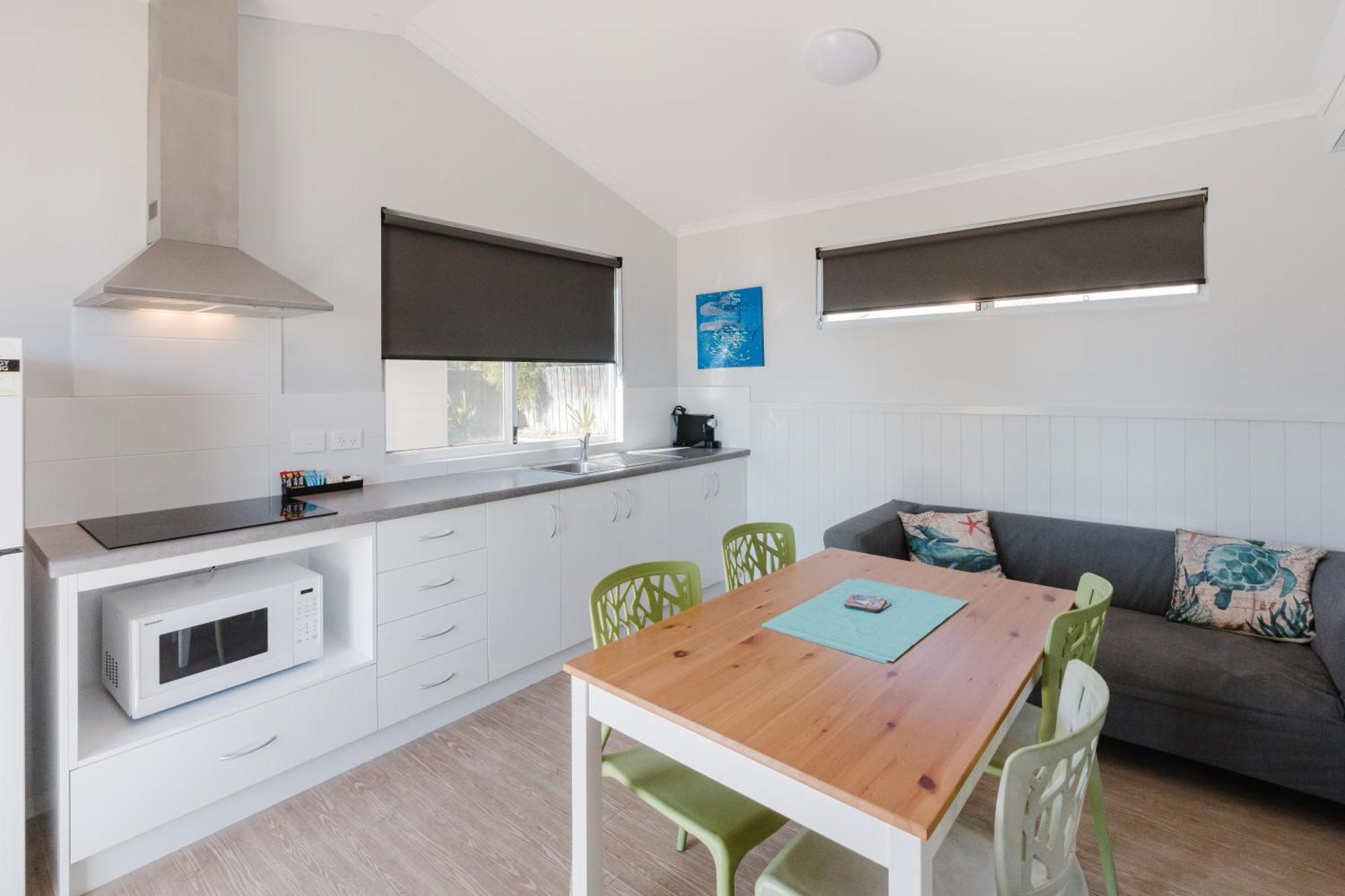 Peoples Park Apartment Корал Бей Екстериор снимка