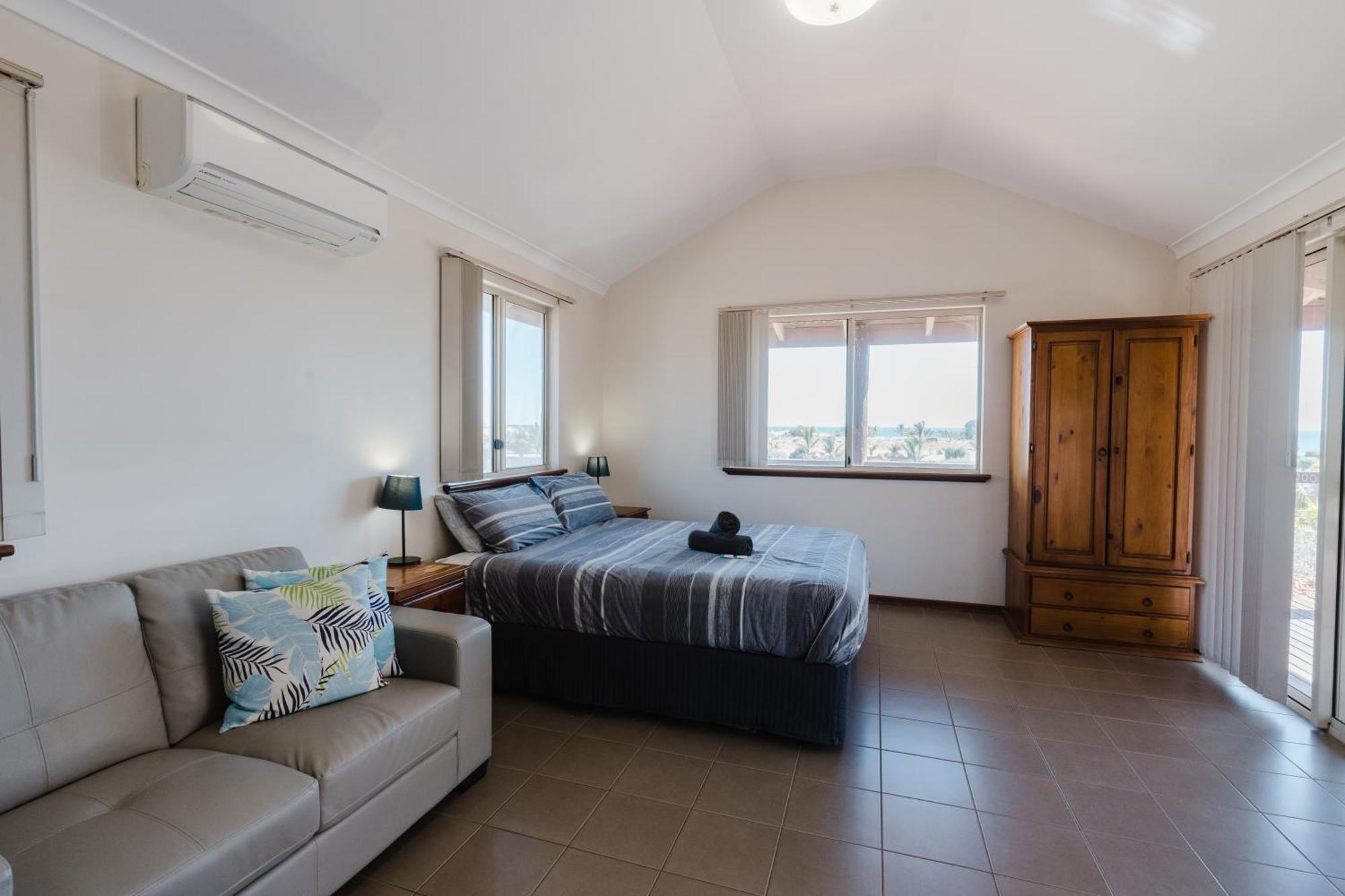 Peoples Park Apartment Корал Бей Екстериор снимка
