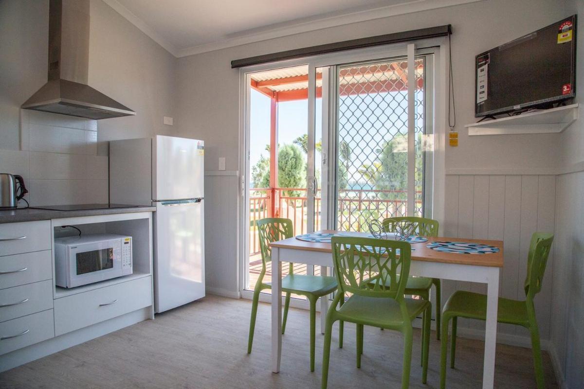 Peoples Park Apartment Корал Бей Екстериор снимка