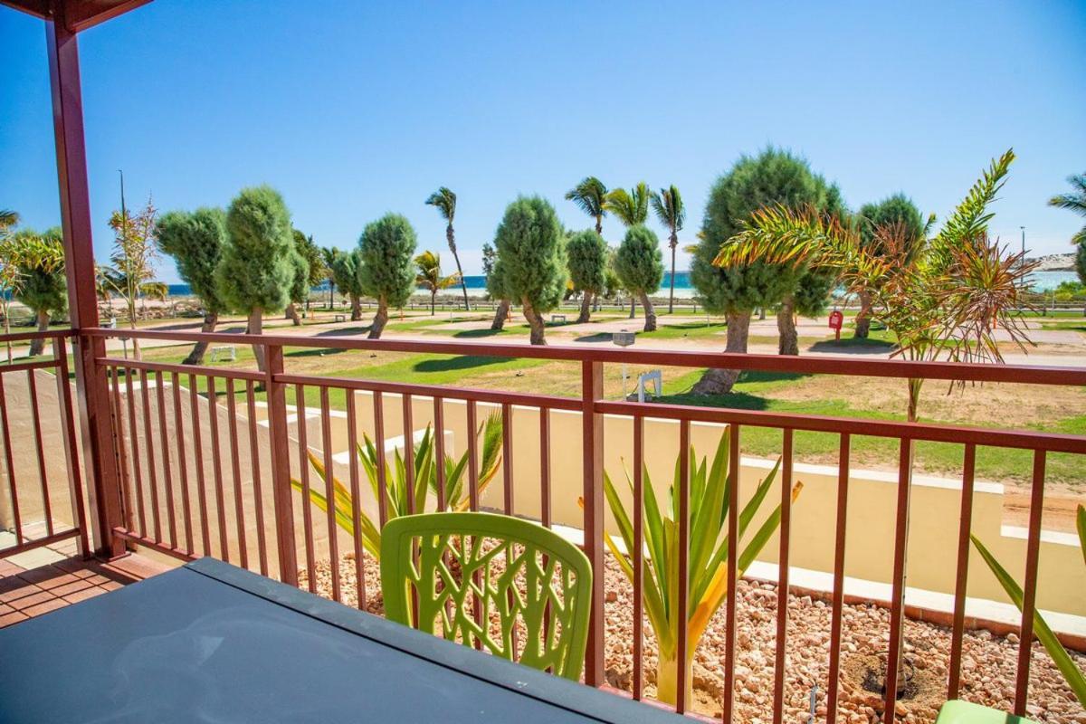 Peoples Park Apartment Корал Бей Екстериор снимка