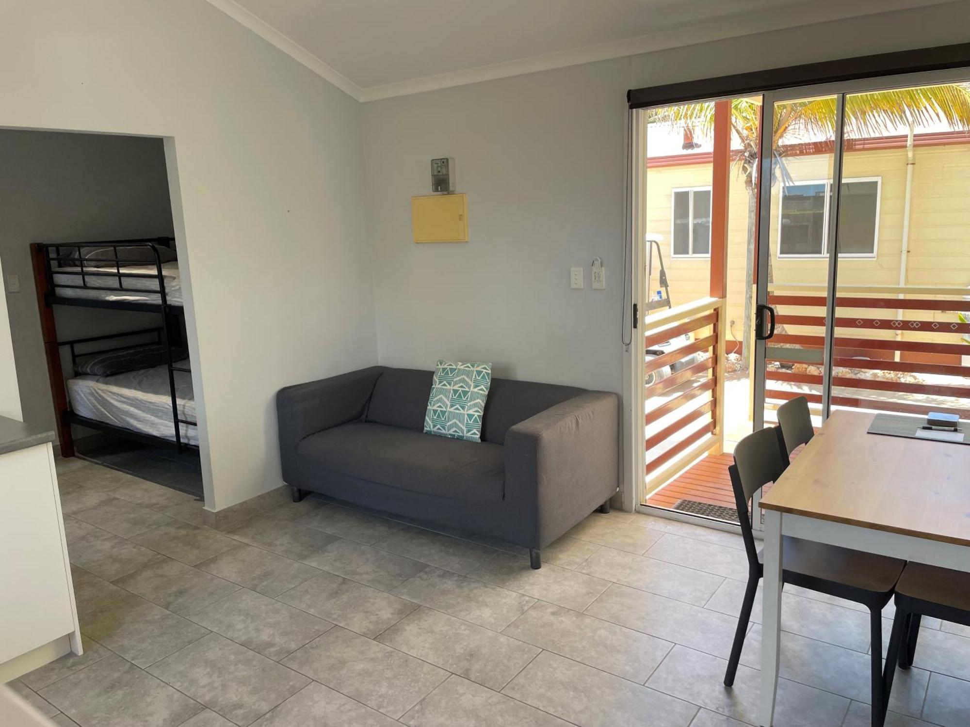 Peoples Park Apartment Корал Бей Екстериор снимка