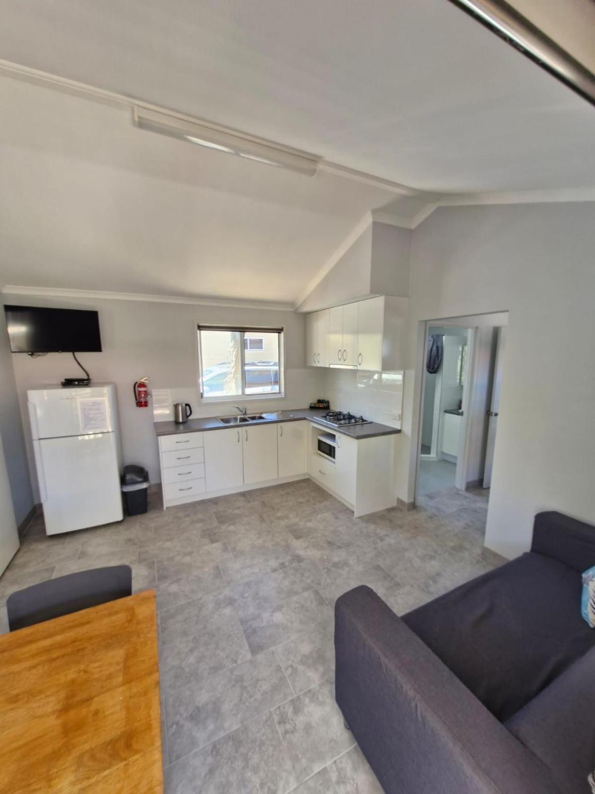 Peoples Park Apartment Корал Бей Екстериор снимка
