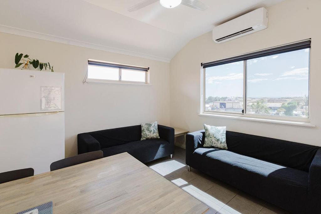 Peoples Park Apartment Корал Бей Екстериор снимка