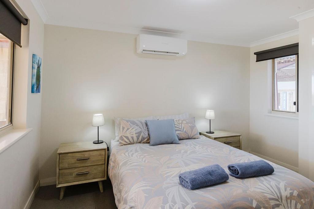 Peoples Park Apartment Корал Бей Екстериор снимка