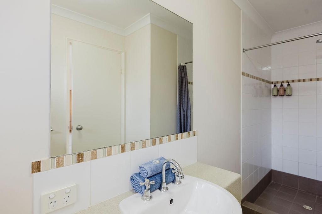 Peoples Park Apartment Корал Бей Екстериор снимка