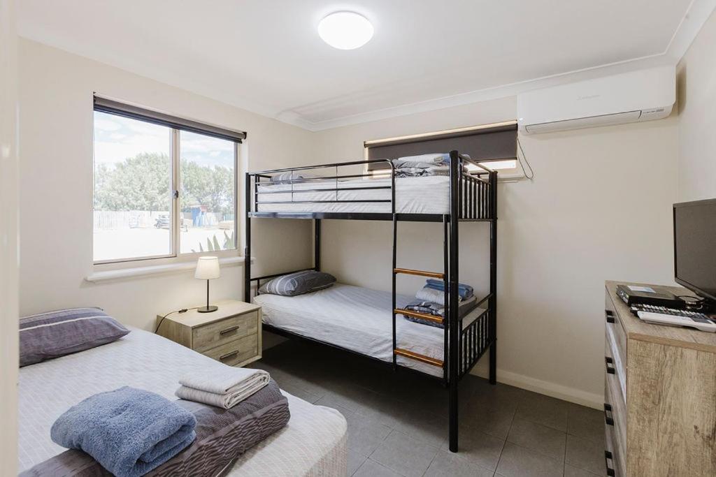 Peoples Park Apartment Корал Бей Екстериор снимка