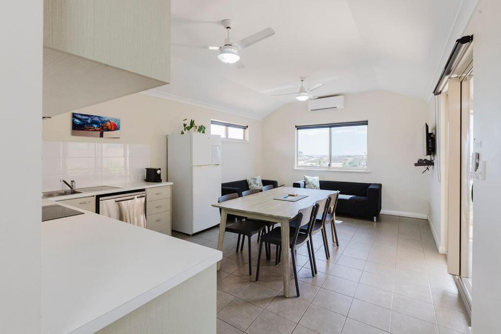 Peoples Park Apartment Корал Бей Екстериор снимка