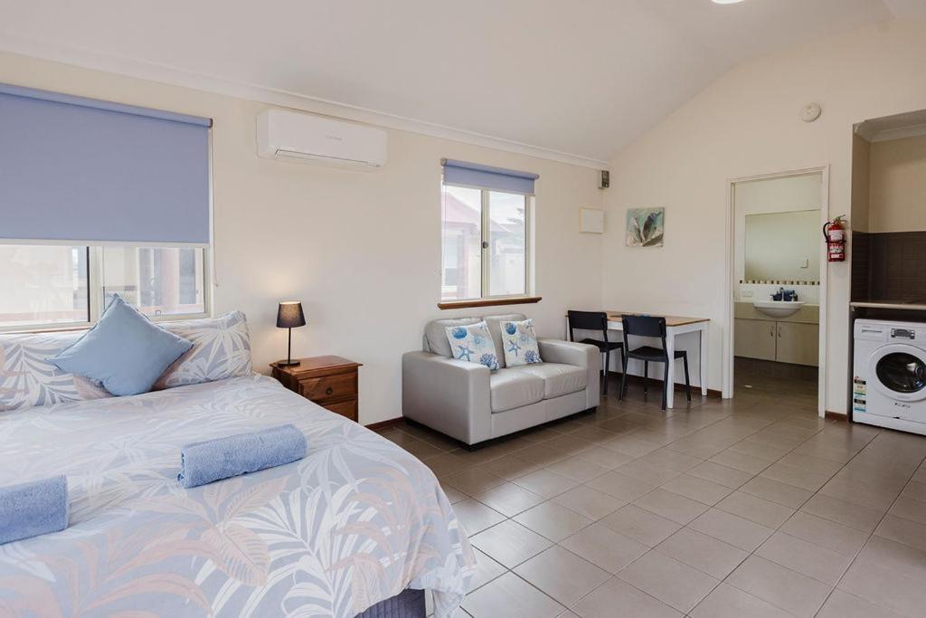 Peoples Park Apartment Корал Бей Екстериор снимка